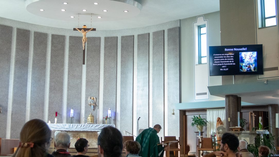 La paroisse St-Bonaventure installe des écrans de tv pour renouveler l'expérience du dimanche 